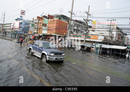 Hochwasser auf Phaholyothin Road, Rangsit, Pathum Thanni Provinz, Thailand Stockfoto