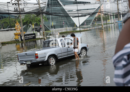 Panne, Hochwasser auf Phaholyothin Road, Rangsit, Pathum Thanni Provinz, Thailand Stockfoto