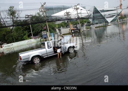 Panne, Hochwasser auf Phaholyothin Road, Rangsit, Pathum Thanni Provinz, Thailand Stockfoto