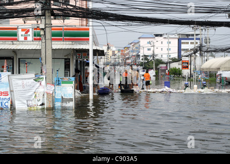 Hochwasser auf Phaholyothin Road, Rangsit, Pathum Thanni Provinz, Thailand Stockfoto