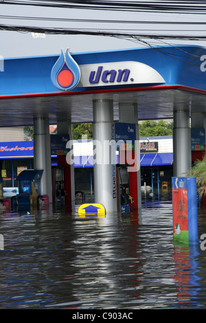 Tankstelle, Hochwasser auf Phaholyothin Road, Rangsit, Pathum Thanni Provinz, Thailand Stockfoto