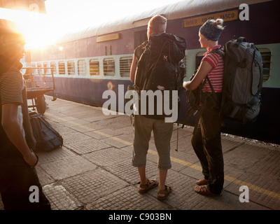 Rucksacktouristen, die warten auf eines Zuges in Indien Stockfoto