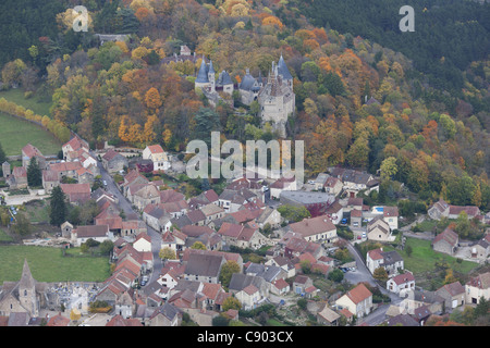 LUFTAUFNAHME. La Rochepot Schloss und Dorf mit Herbstfarben. Côte d'Or, Bourgogne-Franche-Comté, Frankreich. Stockfoto