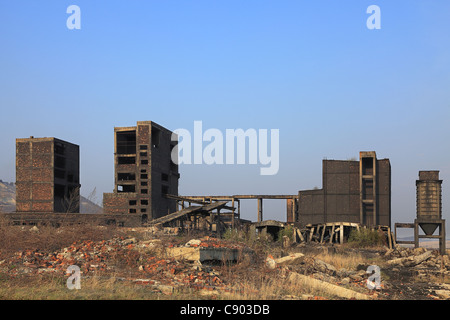 Ruinen eines sehr stark verschmutzten Industrieareals bei Copsa Mica, Rumänien. Stockfoto