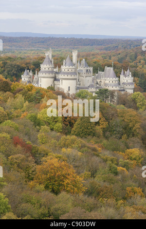 LUFTAUFNAHME. Schloss Pierrefonds im Wald von Compiègne mit herbstlichen Farben. Oise, Hauts-de-France, Frankreich. Stockfoto