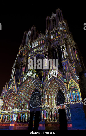 Lichtshow zum 800-jährigen Jubiläum der Kathedrale (2011). Reims, Marne, Grand Est, Frankreich. Stockfoto