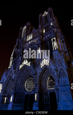 Lichtshow zum 800-jährigen Jubiläum der Kathedrale (2011). Reims, Marne, Grand Est, Frankreich. Stockfoto