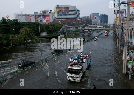 Bangkok Bewohner Flut vor der zentralen Lat Phrao Einkaufszentrum fliehen. Lat Phrao, Bangkok, Thailand am Samstag, November 5th, 2011. Thailand erlebt die schlimmste Überschwemmung in mehr als 50 Jahren. Quelle: Kraig Lieb Stockfoto