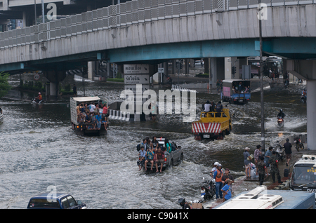 Bangkok Bewohner Hochwasser fliehen. Lat Phrao, Bangkok, Thailand, Südostasien am Samstag, November 5th, 2011. Thailand erlebt die schlimmste Überschwemmung in mehr als 50 Jahren. © kraig Lieb Stockfoto