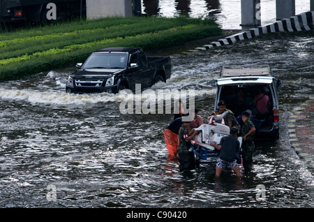 Einwohner Bangkoks benutzen jetzt Jet-Skis, um die Straßen von Bangkok zu navigieren. Lat Phrao, Bangkok, Thailand auf Samstag, 5. November 2011. Thailand erlebt den schlimmsten Überschwemmungen seit mehr als 50 Jahren. Stockfoto