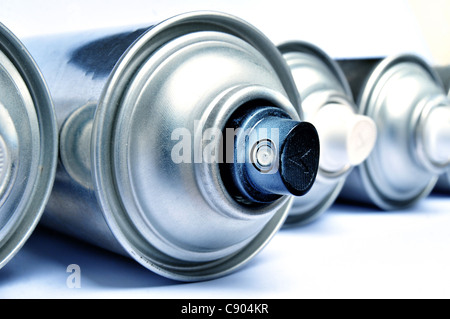 Aerosol-Dosen auf weißem Hintergrund Stockfoto