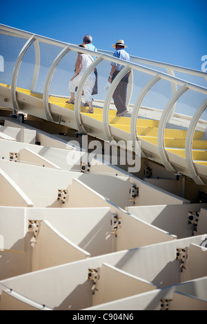 Besucher auf dem Gipfel Metropol Parasol, Sevilla, Spanien Stockfoto