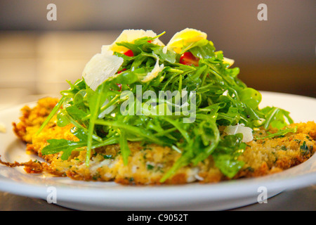 Rucola und Fisch Gericht Stockfoto