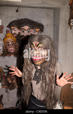 Indien, Assam, Majuli Island, Handwerk, Maske machen Workshop, Frau Tourist mit Maske für Satra Tanz drama Stockfoto