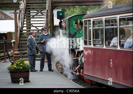 Der Lokführer und Heizer von 2 Fuß Schmalspur Dampf Lok "BLANCHE" erwarten um Tan -Y-Bwlch Station auf der Bahn wieder abfliegen verläuft zwischen Porthmadog und Blaenau Ffestiniog, Snowdonia, North Wales, UK. Stockfoto