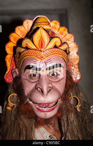 Indien, Assam, Majuli Island, Kunsthandwerk, Maske, Workshop, so dass Mann tragen Hanuman-Affen-Gott-Maske Stockfoto