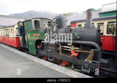 2ft 7-Zoll-Treiber. Schmalspur Dampf Lok Nr. 6 "Padarn" mit seinem Motor Llanberis Bahnhof am Fuße des Mount Snowdon, Snowdonia, Nordwales. Stockfoto