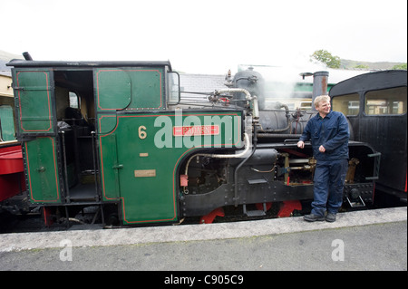 2ft 7-Zoll-Treiber. Schmalspur Dampf Lok Nr. 6 "Padarn" mit seinem Motor Llanberis Bahnhof am Fuße des Mount Snowdon, Snowdonia, Nordwales. Stockfoto