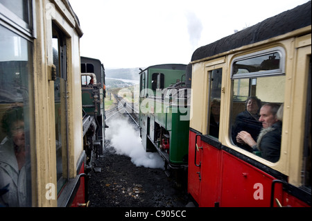 Zwei Triebwerke auf der Zahnstange Snowdon Mountain Railway pass auf der Mountainbike-Strecke. Stockfoto