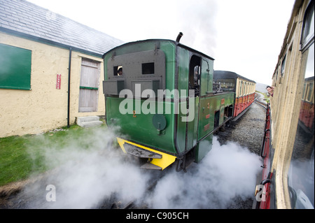 Zwei Triebwerke auf der Zahnstange Snowdon Mountain Railway pass auf der Mountainbike-Strecke. Stockfoto