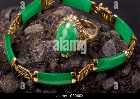 Imperial Green Jade Ring und Armreif. Stockfoto