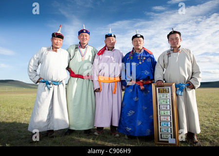 Mongolische Ringer Gruppe nehmen Pose, Tsagaannuur, Khövsgöl, Mongolei Stockfoto