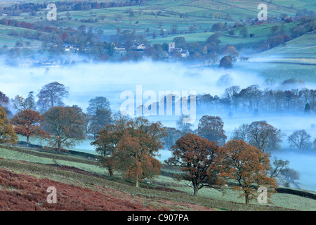 Früh am Morgen Herbst Licht über Burnsall in Wharfedale, Yorkshire Stockfoto