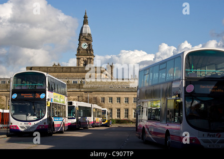 Busbahnhof und Rathaus hinaus Bolton, Greater Manchester, England, UK Stockfoto