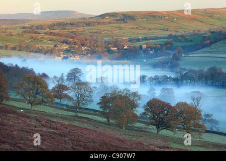 Früh am Morgen Herbst Licht über Burnsall in Wharfedale, Yorkshire Stockfoto