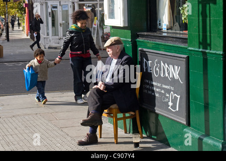 Mann (und Bier) außerhalb Shannons Pub, Portobello Road, Notting Hill, London, England, UK Stockfoto