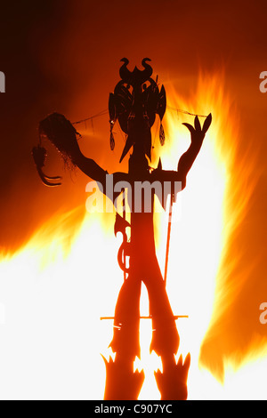 "Wicker Man" Skulptur in Brand, Teufel Abbildung brennen in hellen orange Flammen, [Bonfire Night], 'South Park', Oxford, UK Stockfoto