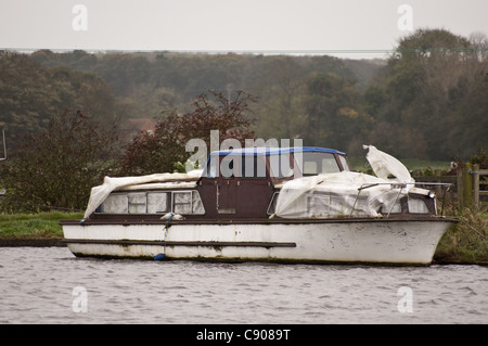 Alten Norfolk Broads Kajütboot reparaturbedürftig Stockfoto