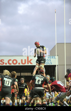 06.11.2011 Watford, England.  LINEOUT Aktion während der Aviva Premiership Spiel zwischen Sarazenen und Verkauf Haie. Stockfoto