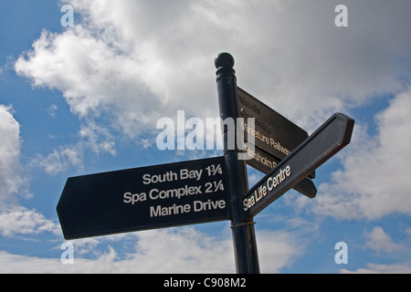 Wegweiser zeigen die Standorte der verschiedenen Einrichtungen in Scarborough, North Yorkshire Stockfoto