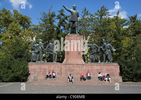 Touristen und einheimische ruhen unter der Lajos Kossuth-Statue in Budapest Stockfoto