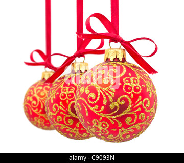 Drei rote Weihnachtskugeln in Folge. Isoliert auf weißem Hintergrund Stockfoto