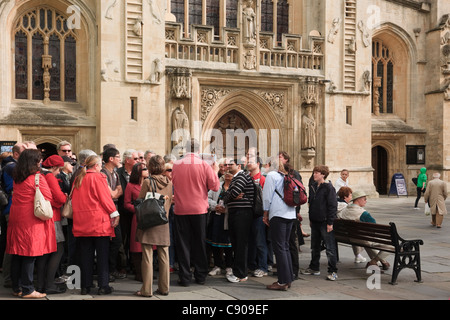 Gruppe von Touristen mit einem Reiseführer außerhalb der römischen Bäder Trinkhalle in der historischen Stadt. Bath, Somerset, England, Großbritannien. Stockfoto