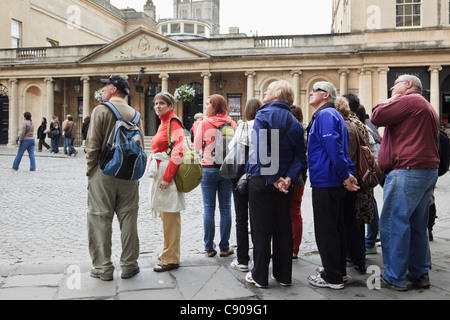 Bad Somerset England UK Gruppe von Touristen auf walking Tour zuhören, außen Könige und Königinnen Bäder in historischen Stadt führen Stockfoto