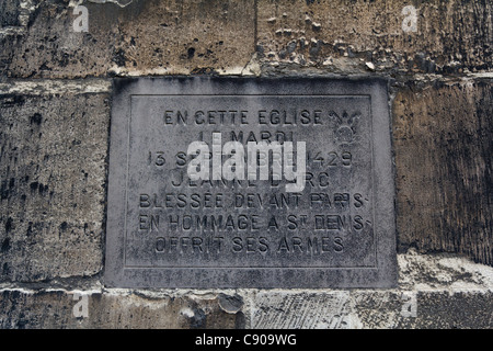 Historische Plakette für Joan of Arc Kapitulation bei Basilika Saint-Denis, Saint-Denis, Ile-de-France, Frankreich Stockfoto