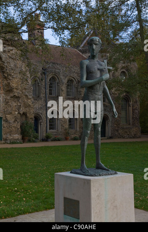 Statue des Königs und Saint Edmund durch Elisabeth Frink stehen in der Cathedral Close in Bury St Edmunds, Suffolk Stockfoto