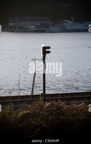 Zug-Signale auf dem Fluss Dart, Aufmerksamkeit, Hintergrund, schwarz, blau, Vorsicht, Stadt, Konzept, Rahmen, gehen, grün, isoliert, Lampe, l Stockfoto
