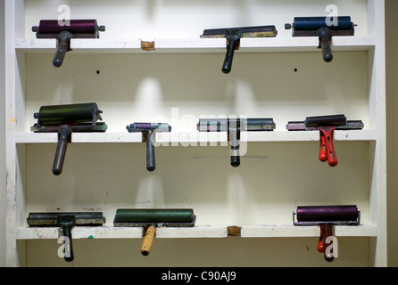 Siebdruck-Rollen angeordnet auf weißem Hintergrund, der Rat für Formgebung der öffentlichen Dienstleistungen durch Design-Schema, Aktivitäten, Kunst, künstlerisch Stockfoto