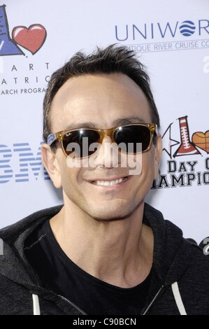 Hank Azaria im Ankunftsbereich für Yahoo! Sports präsentiert A Day of Champions, Sport Museum of Los Angeles, Los Angeles, CA 6. November 2011. Foto von: Michael Germana/Everett Collection Stockfoto