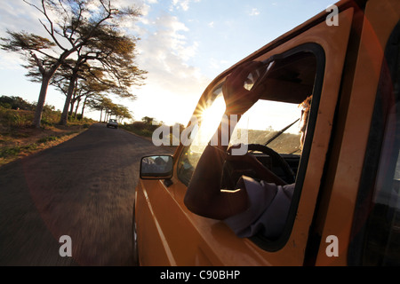 Eine Taxifahrt zwischen Hell-Ville und Madirokely, Krater Bay, Nosy Be, Madagaskar, mit einer Sterne-Burst untergehenden Sonne