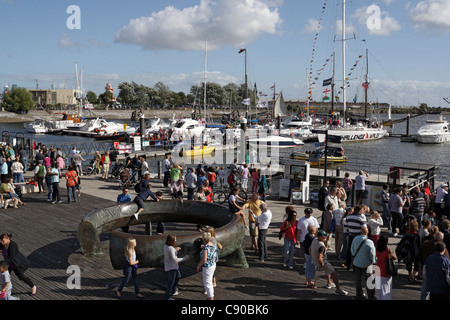 Menschenmassen beim Cardiff Bay Summer Festival. Wales, Cardiff am Wasser Mermaid Quay keltische Ringskulptur Stockfoto