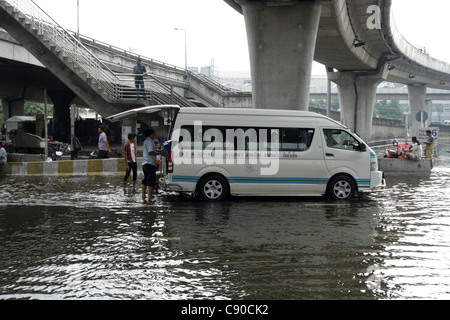 Hochwasser auf Straße, Rangsit, Pathum Thanni Provinz, Thailand Stockfoto