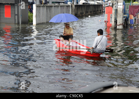 Boot, Polsterung, Hochwasser auf Phaholyothin Road, Rangsit, Pathum Thanni Provinz, Thailand Stockfoto