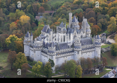 LUFTAUFNAHME. Schloss Pierrefonds im Wald von Compiègne mit herbstlichen Farben. Oise, Hauts-de-France, Frankreich. Stockfoto