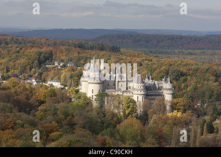 LUFTAUFNAHME. Schloss Pierrefonds im Wald von Compiègne mit herbstlichen Farben. Oise, Hauts-de-France, Frankreich. Stockfoto