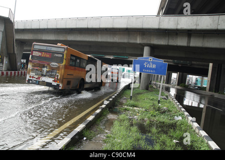 Hochwasser auf Straße, Rangsit, Pathum Thanni Provinz, Thailand Stockfoto